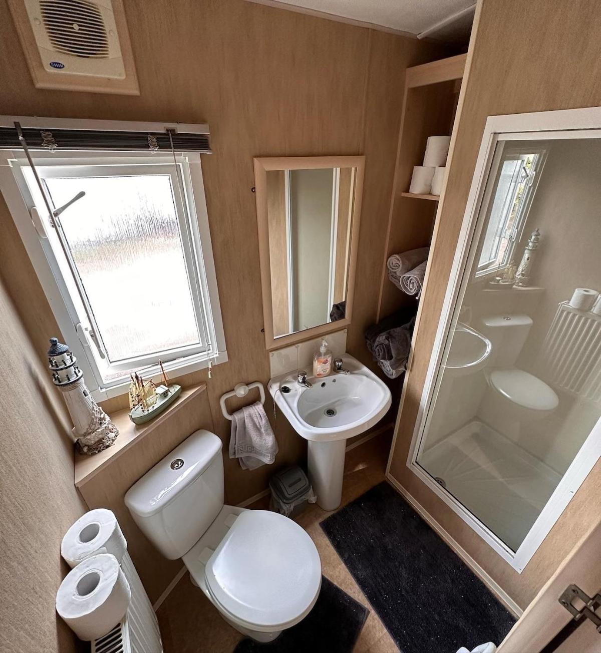 4-Bedroom Cosalt Caravan In Uddingston, Glasgow Экстерьер фото