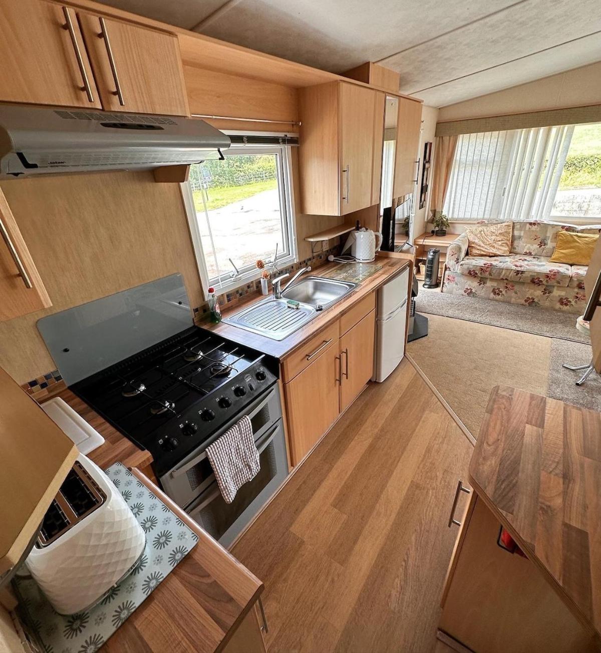 4-Bedroom Cosalt Caravan In Uddingston, Glasgow Экстерьер фото